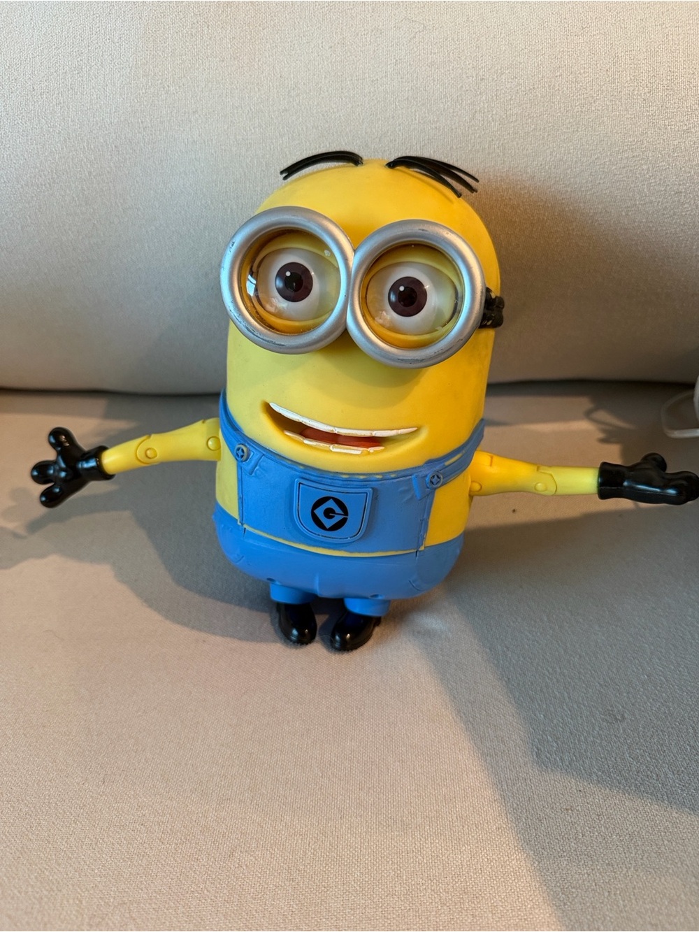 8" Despicable me talking/interactive
Minion Dave electronic by Thinkway Toys
